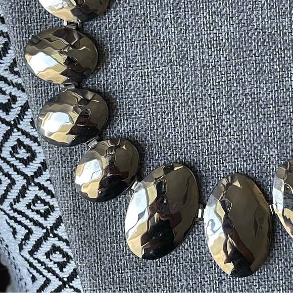 Vintage | Brutalist Hammered Wide Panel Link Graduated Metal Oval 18" Necklace - Picture 8 of 16